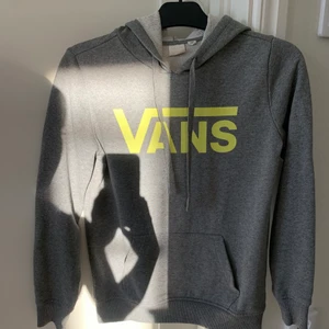 Vans hoodie - Säljer denna gråa Vans hoodie pga inte min stil längre. Väldigt bra skick, inte använd många gånger. Pris går att diskutera💕