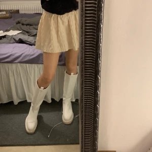 Vita stövlar  - Super fina vita stövlar från monki 