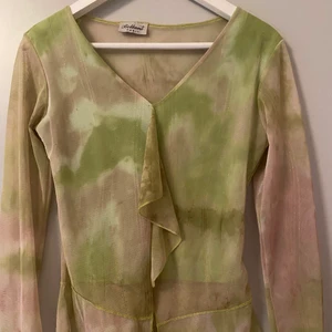 Grön mesh topp - Grön tie dye liknande färg i mesh material, perfekt till lite festligare tillfällen och även väldigt snygg under en väst. Storlek M och i superbra skick! Bara att hör av sig vid frågor och funderingar!🥰🥰