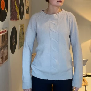 Kashmir tröja Softgoat stl S - Säljer en Softgoat tröja i 100% kashmir. Färg: silvergrå stl: S skick: begagnad orginalpris: 2495kr jag är 165cm och har stl 34/36