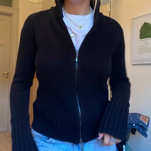 Svart zip - Säljer denna fina ziptröja än från esprit! Perflet skick! Snygg öppen och stängd! Storlek s❤️❤️nypris:700kr pris+66kr i frakt dirketpris:400kr då tas en hänsyn till budgivning❤️