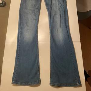 Ett par fina blåa bootcut jeans som inte kommer till användning och är i jätte bra skick!💖💖