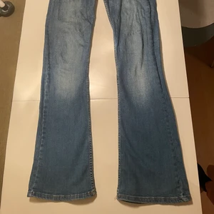 Bootcut - Ett par fina blåa bootcut jeans som inte kommer till användning och är i jätte bra skick!💖💖