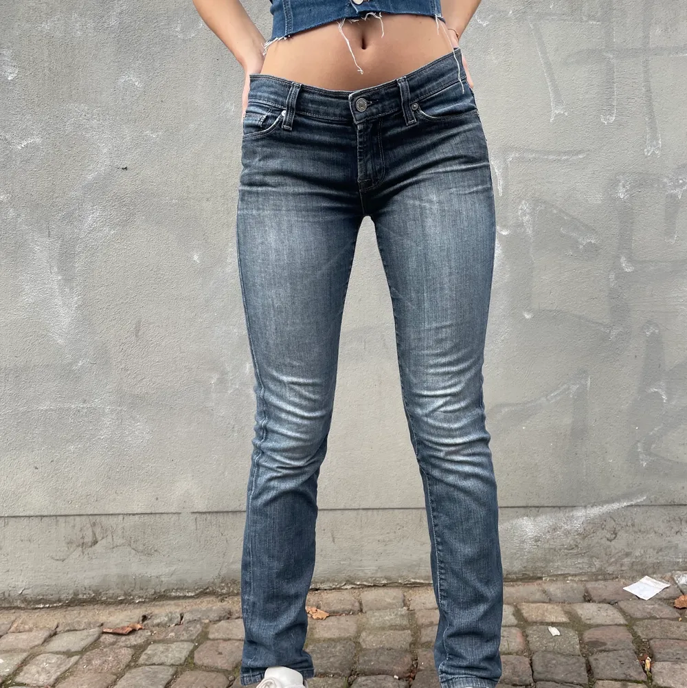 Riktigt najs lowrise jeans, storlek waist: 87 cm Innerbenslängd: 77 cm 💙💙💙 . Jeans & Byxor.