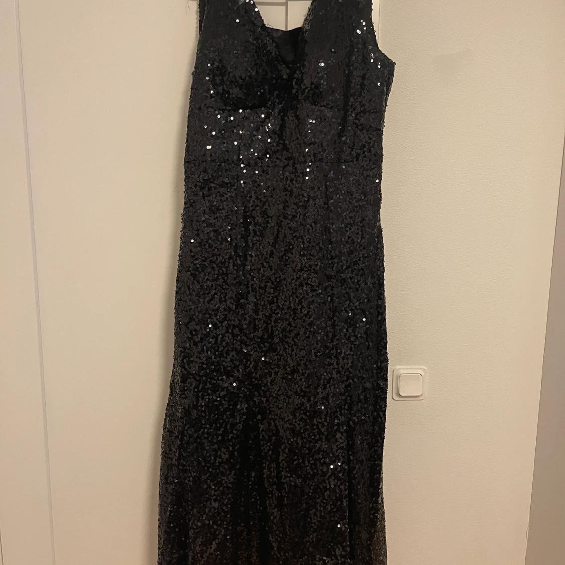 Svart festklänning.