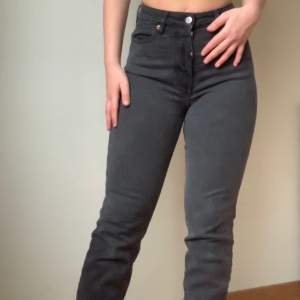 Mom jeans i mörkgrå från HM. Köptes i somras och har använts en del men är i perfekt skick. 