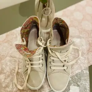 Säljer mina Nilsson Shoes sneakers. Storlek 37; Färg grå/beige. Frakten ingår i priset