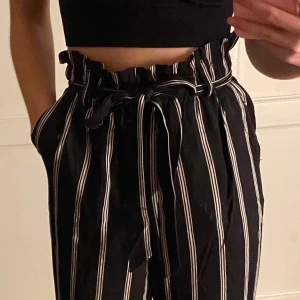 Kostymbyxor med knytning i midjan - Super snygga kostymbyxor som tyvärr inte kommer till användning. De har knytning i midjan vilket gör att man kan justera hur man vill att de ska sitta. De har också två fickor framtill. Hör av dig vid frågor! Priset kan diskuteras🥰 Men köpare står för frakt.