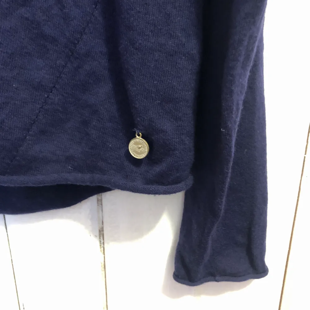 Stickad och värmande tunn tröja i mörkblå färg. Använd fåtal gånger. . Tröjor & Koftor.