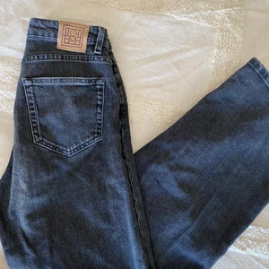 Toteme byxa - Toteme byxa i en utsvängd modell i storlek 24/32. Kan mötas upp i Göteborg annars står köpare för frakten.