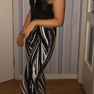 Nyårs byxor - Super snygga paljett byxor från asos! Köpta förra året och använda 2 gånger! Perfekt till nyår😝 Köpta för 460kr