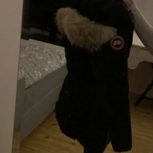 Canada  - Nu säljer även min canada goose i modellen Victoria parka , den här har inga slitningar fluffig äkta päls. Priset är satt. 2100