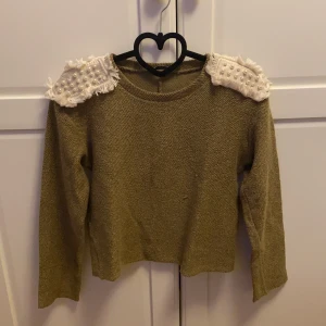Tröja  - Snygg och unik zara tröja med pärlor på axlarna😍
