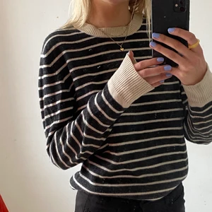 Randig tröja Filippa K - Säljer en randig stickad tröja från Filippa K! Aldrig använd och i fint skick 🥰🥰 