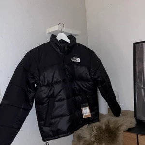 HELT NY North Face jacka - Helt ny Hlyn Insulated från North face, originalpris 2400kr. Supervarm och trendig vinterjacka! PRISLAPP KVAR. Storlek M och säljer pga för stor på mig! 😇