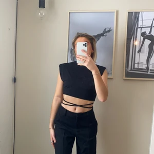 Tröja med detaljer  - Tröja med snören! Så snygg!!!!! Aldrig använd. Frakt tillkommer 