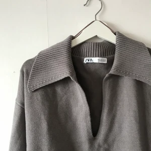 Zara - Stickad V-ringad trendig tröja  - Supermjuk och fin v-ringad tröja med krage, tjock och fin kvalite. 