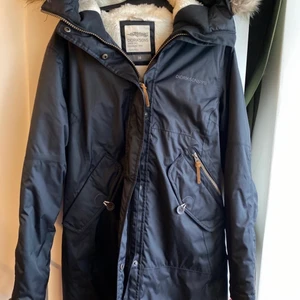 Vinterkappa Didriksons -  Vill du hålla dig varm i vinter. Didriksons kappa enbart provad. Storlek 38 Med 100 %waterproofness STORMsystem. Hämtas i Malmö Ska den skickas får köparen stå för frakten som är 95 kr