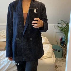 Kavaj - Marinblå randig kavaj. Sitter verkligen så snyggt och lagom boxy. Frakt tillkommer 💛