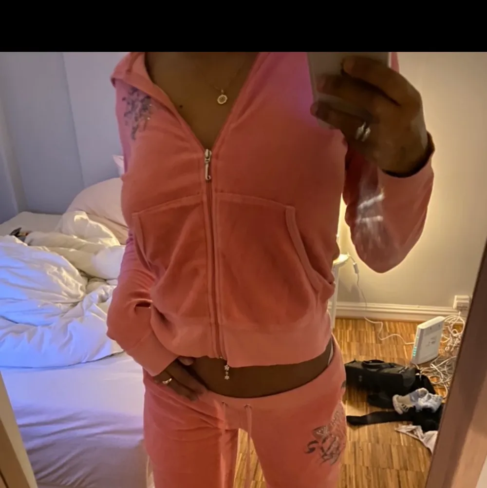 Im selling this Really nice juicy couture tracksuit because i never use it anymore😩 Its In a size Small!. Övrigt.