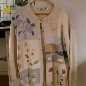 Jätte gullig cardigan med broderade bilder - Väldigt fin, tillhörde förut min mammas men har inte kommig till användning, sitter lite oversized på mig som är 173cm men det är fint.