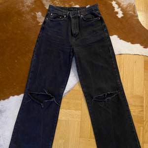 Säljer dessa jättefina svarta jeans med slitningar, skriv gärna om du har frågor om fit eller vad som helst!🖤