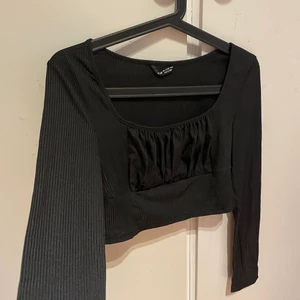 Topp - Två helt oanvända toppar. jätte fina men inte min storlek. 150kr för båda med frakt!  