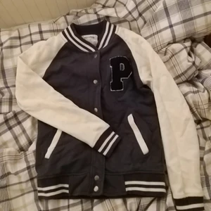 Collegetröja från pull & bear  - Älskar den här tröjan väldigt mycket haha men säljs för att jag behöver pengar lmao💔