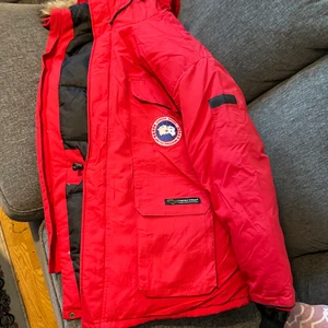 Canada Goose Herr  - Röd canada goose herr stl: L röd, använd fåtal gånger. Köpt för 10.200 säljer för 3500kr