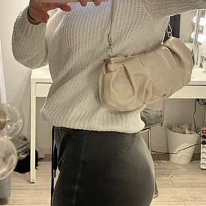 Shein väska - En jätte söt väska från SHEIN💞 har aldrig blivit använd och pappret i väskan är fortfarande kvar. Den är beige med ett band som går att ta av. Köpt för 66kr. Köparen står för frakten, va inte rädd för att skriva om du har någon fråga💞