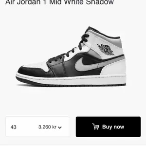 Säljer ett par Air Jordan 1 Mid White Shadow i bra skick. (skickar mer foton om du är intresserad) Skorna köptes för 8 månader sedan och har inte använda särskilt mycket alls.