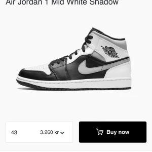 Air Jordan 1 Mid White Shadow - Säljer ett par Air Jordan 1 Mid White Shadow i bra skick. (skickar mer foton om du är intresserad) Skorna köptes för 8 månader sedan och har inte använda särskilt mycket alls.