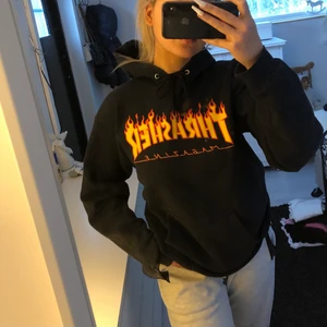 Thrasher hoodie - Svart thrasher hoodie, som ny