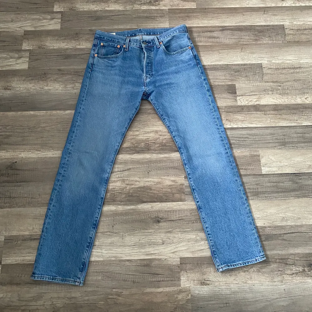 Levis Jeans 32/30 Cond: 9/10 Ett par snygga 501or som är använda försiktigt, sluta använda dom efter ungefär en månad. Bra skick och snygga. Pris 449sek, kan gå ner lite i pris vid snabb affär, frakt ingår inte!. Farkut & Housut.