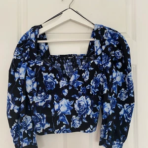 As snygg topp/ tröja  - Säljer min helt använda tröja/ topp ifrån gina i strl 36/s. Jätte snygg att ha när man vill känna sig lite extra. 