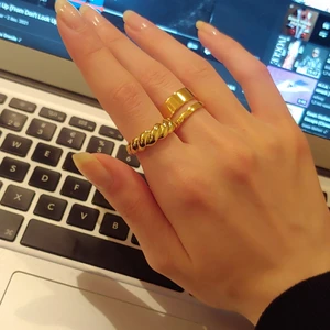 Guldpläterad ring från GinaTricot  - Flätad ring från Gina Tricot som är guldpläterad. Köpt för 250kr. Helt oanvänd. Pris går att diskutera🌺 