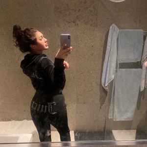 Juicy Couture - Juicy Couture storlek XS men funkar bra som S. Endast använd få ggr och sitter verkligen jättefint! Säljer pgr av att jag köpt en ny färg och därför inte har någon användning av detta längre. ❤️ Hela setter för 1000kr 🥰