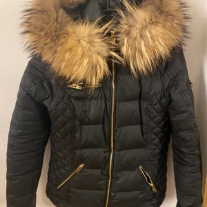 Rock - Säljer min fina jacka (rockandblue) för att jag har köpt en ny jacka. Jackan är i en jätte bra skicka ingen skador alls pälsen köpte jag från hollies (äkta) den är i storlek 36 priset går att diskuteras