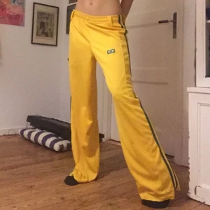 Byxor  - Ser ut som adidas byxor, gula med tre gröna ränder på sidorna. Jätte fina och baggy men dessvärre inte i super skick, finns några fläckar vid intresse kan det skickas bilder❤️man kan justera midjan.