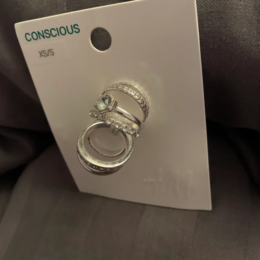 Aldrig använt dessa ringar och har ingen nytta av dem då jag slutat använda silverringar. Köparen står för frakten💗. Accessoarer.