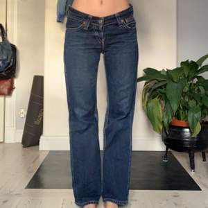 Lågmidjade jeans i en straight/lite bootcut modell. Har sytt in de själv under bakfickorna (går att se en söm på andra bilden) Skulle uppskatta de till en storlek S. Skickar gärna mått!Köparen står för frakt på 66 kr😊