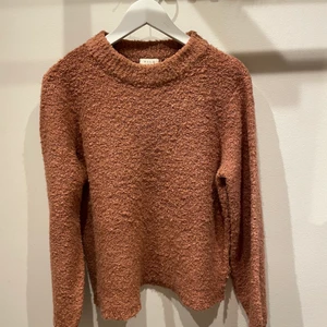 Jättefin stickad tröja från Vila - Säljer denna jättemysiga stickade tröja från Vila i storlek M. Den är knappt använd så i jättefint skick! Perfekt till hösten/vintern/våren men också sena sommarkvällar. 💕