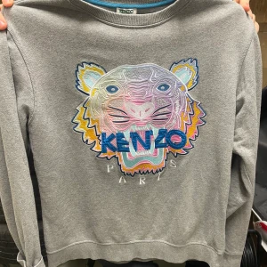 Kenzo tröja  - Säljer min fina äkta kenzo tröja i stl M. Lite använd men i fint skick. Pris går att diskutera. Hör av dig om fler bilder. Köp direkt för 500kr!!!! 