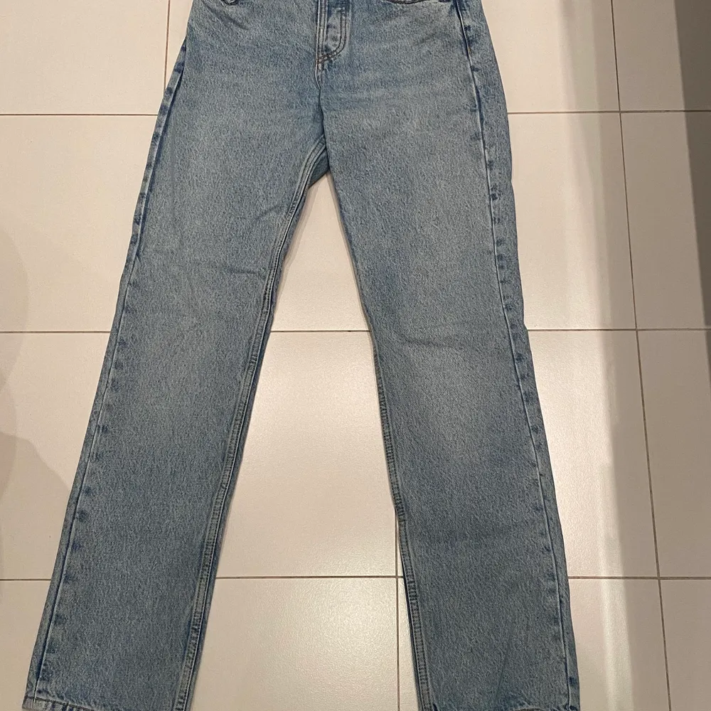 säljer nu mina fina mid Rise jeans i storlek 34, då de är lite små och jag känner att jag trivs bättre i höga jeans! de är väldigt fina dock mörkare än vad de ser ut som på Saras hemsida! Men använda fåtal gånger och i väldigt fint skick! . Jeans & Byxor.