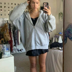 Grå brandy Melville hoodie - (Lånade bilder) Säljer min jätte fina oversize brandy Melville hoodie då den inte kommer till användning. I en super fin grå färg och är i modellen oversize. Är nästan helt oanvänd å finner inga defekter på användning över huvudtaget. Skit mysig hoodie verkligen som passar till ALLT. Nypris runt 450