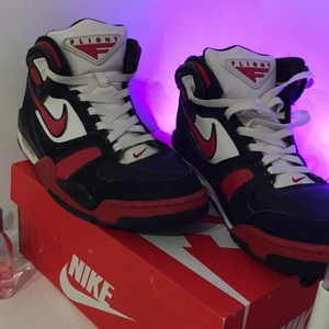 Nike air flight falcon - Strl42 Köpte på Tise för 600 så säljer för 250 , knappt oanvänd för den är för stor 