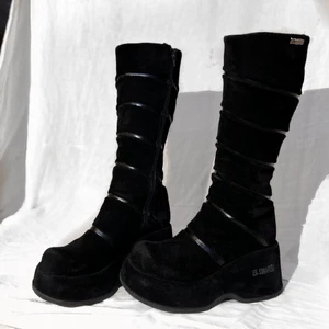 El Dante’s Boots - Ett par super snygga, äkta one of a kind knälånga el Dantes platform boots. De är gjord i mocka och läder samt en sula av trä. Stl 35-36. Klack är ca 8 cm hög från högsta punkt. De kommer färdig impregnerad så de är extra tålig. Har inte hittat några exakt lika. Liknande säljs för runt 3000-4000kr. Små tecken på användning men väldigt minimala, annars i toppen skick. Meddela gärna om du har frågor eller vill se fler bilder.  Frakt ingår och paket skickas så fort som möjligt. 