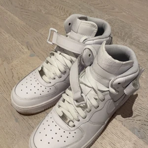 Detta är ett par Nike air force one höga - Detta är ett par Nike air force one höga som är i fint skick som är använda få gånger. Det är storlek 38,5. Jag lägger ut dessa för 600 med frakt. Skriv om ni är mer intresserade