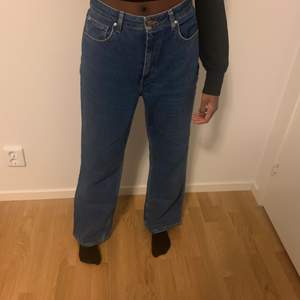 Säljer mina Cubus jeans skit snygga!! Bilden e tagen me byxorna på en vän, säljer pga av att de inte kommit t användning och det har blivit för korta för mig. Skit bra skick mörk blå denim 💓💓fråga för mer info (ordinarie pris 449