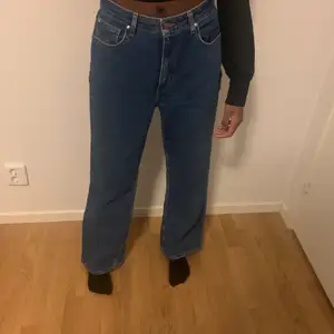 Säljer mina Cubus jeans skit snygga!! Bilden e tagen me byxorna på en vän, säljer pga av att de inte kommit t användning och det har blivit för korta för mig. Skit bra skick mörk blå denim 💓💓fråga för mer info (ordinarie pris 449